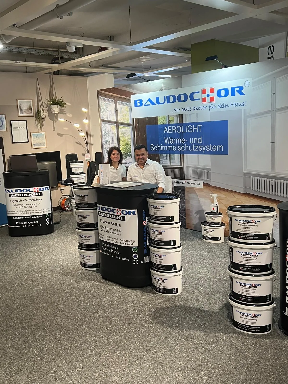 Metin Hidir am BAUDOCTOR Messestand auf der Immobilienmesse Bad Segeberg 2026 mit AEROLIGHT Schimmel- und Klimaspachtel und Ecotherm Coating.