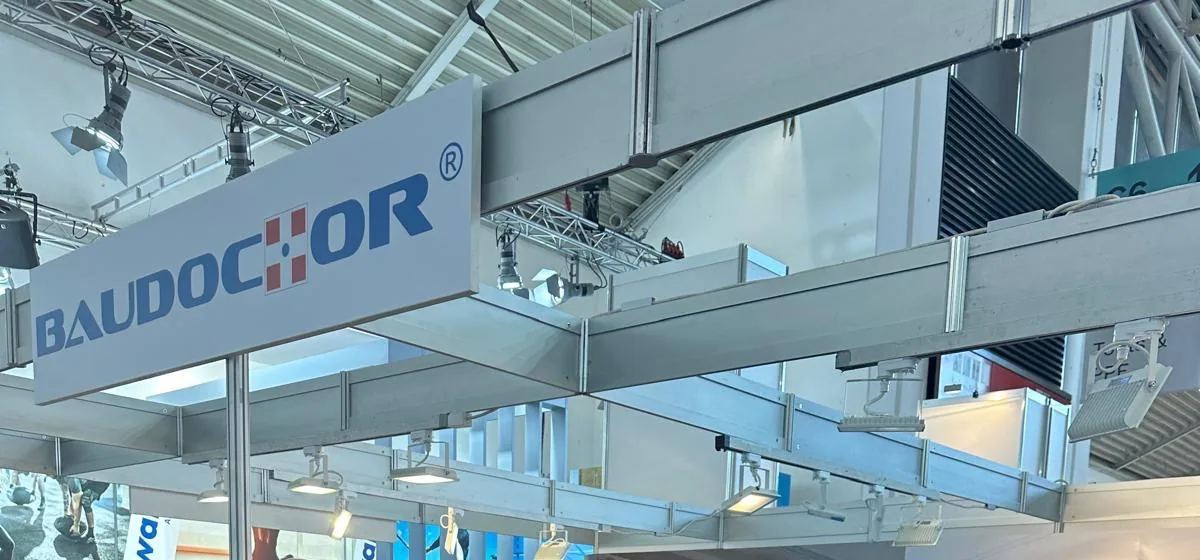 BAUDOCTOR Messestand mit ausgestellten Systemprodukten und Produktinformationen.