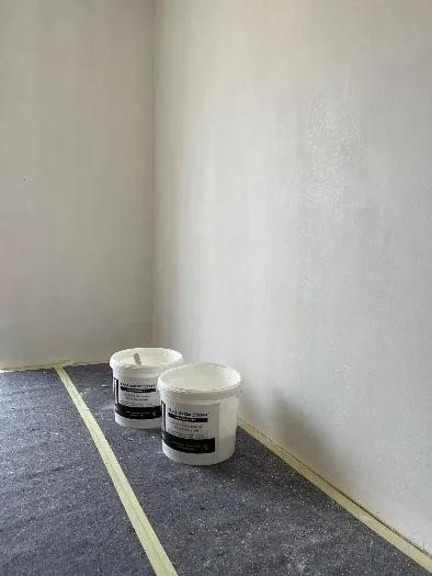 Abgeklebter und geschützter Wohnraum vor dem Auftrag der Grundierung.