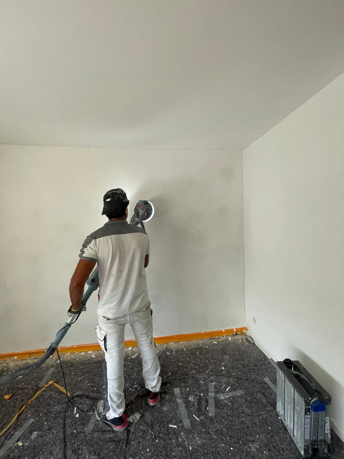 Vorbereitung einer Innenwand vor dem neuen Beschichtungsaufbau.