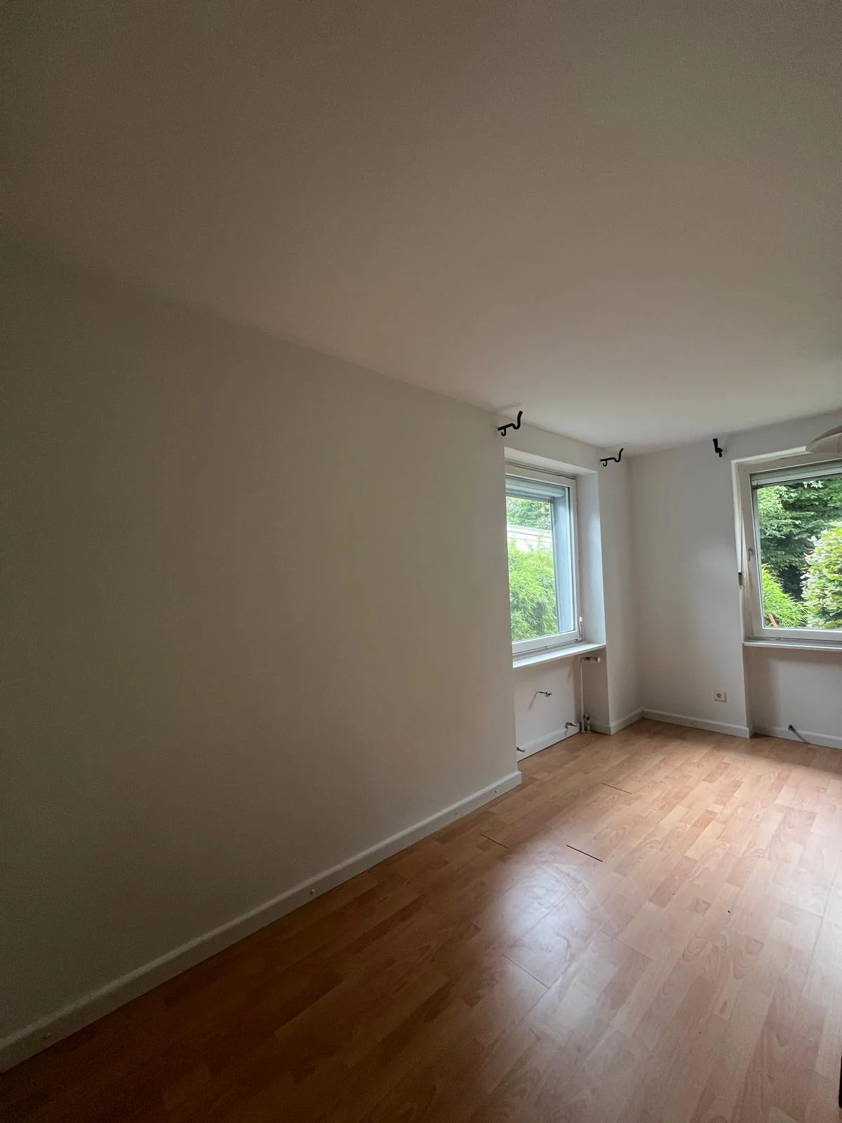 Innenraum mit fertig bearbeiteten Wandflächen und Fensteranschlüssen.