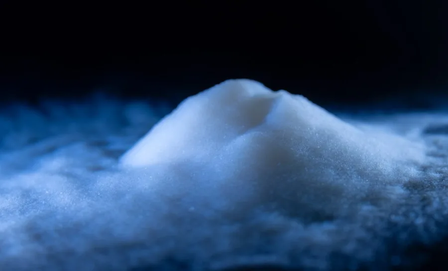 Helles Aerogel-Granulat in Nahaufnahme.